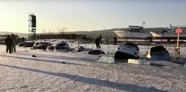 Једва извукли живу главу: Тридесет аутомобила пропало кроз лед (ВИДЕО)